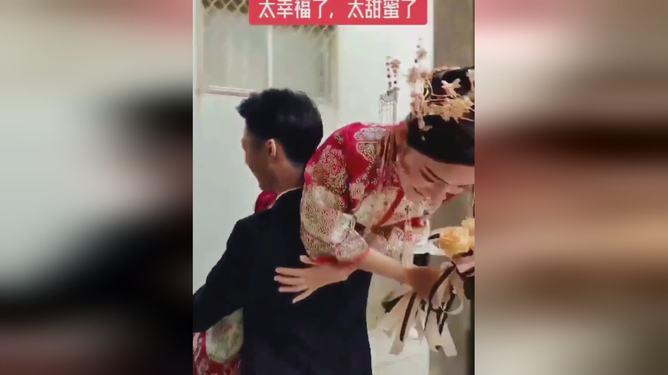 寝室里有个哥们老穿我拖鞋怎么办…我怕脚气传染啊？游戏画面